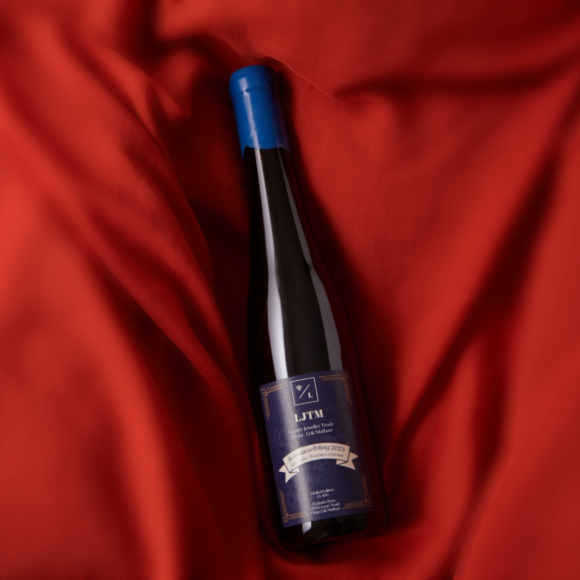 Schwarzelbling 2023 — LJTM Wein-Flasche auf rotem Seidenstoff